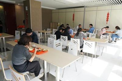 探索公益新路徑 奉賢民營企業為何“倒貼錢”運營社區食堂？